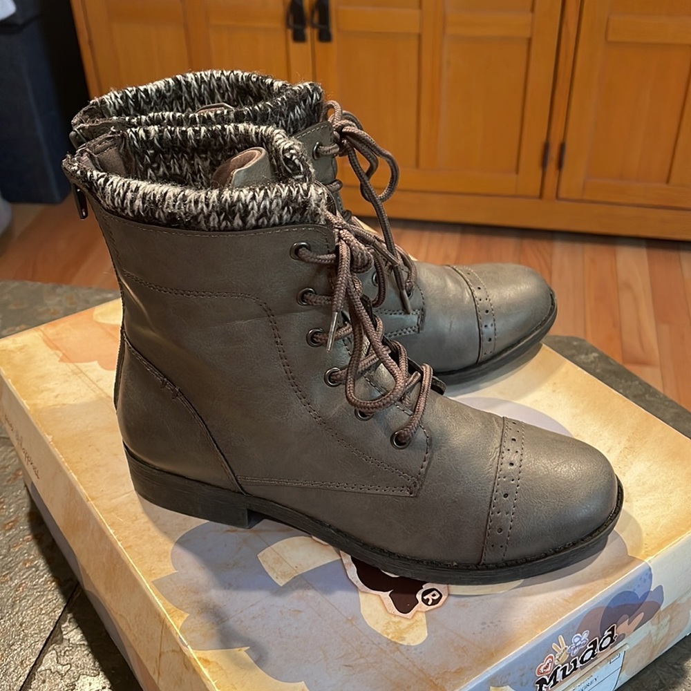 Mudd Tyrese Grey booties- Size 7👽